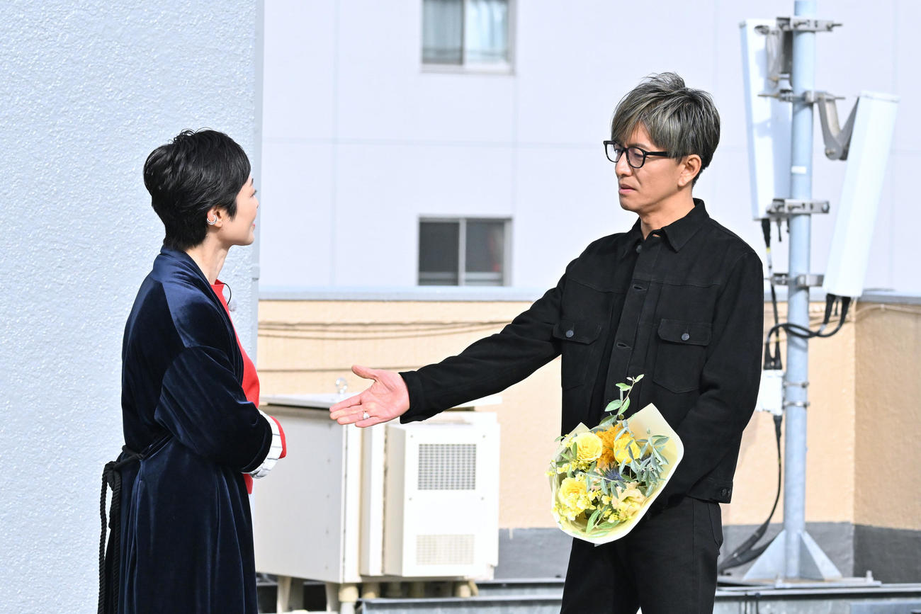 13日に53歳の誕生日を迎える木村拓哉（右）へ有働由美子キャスターが花束を贈った