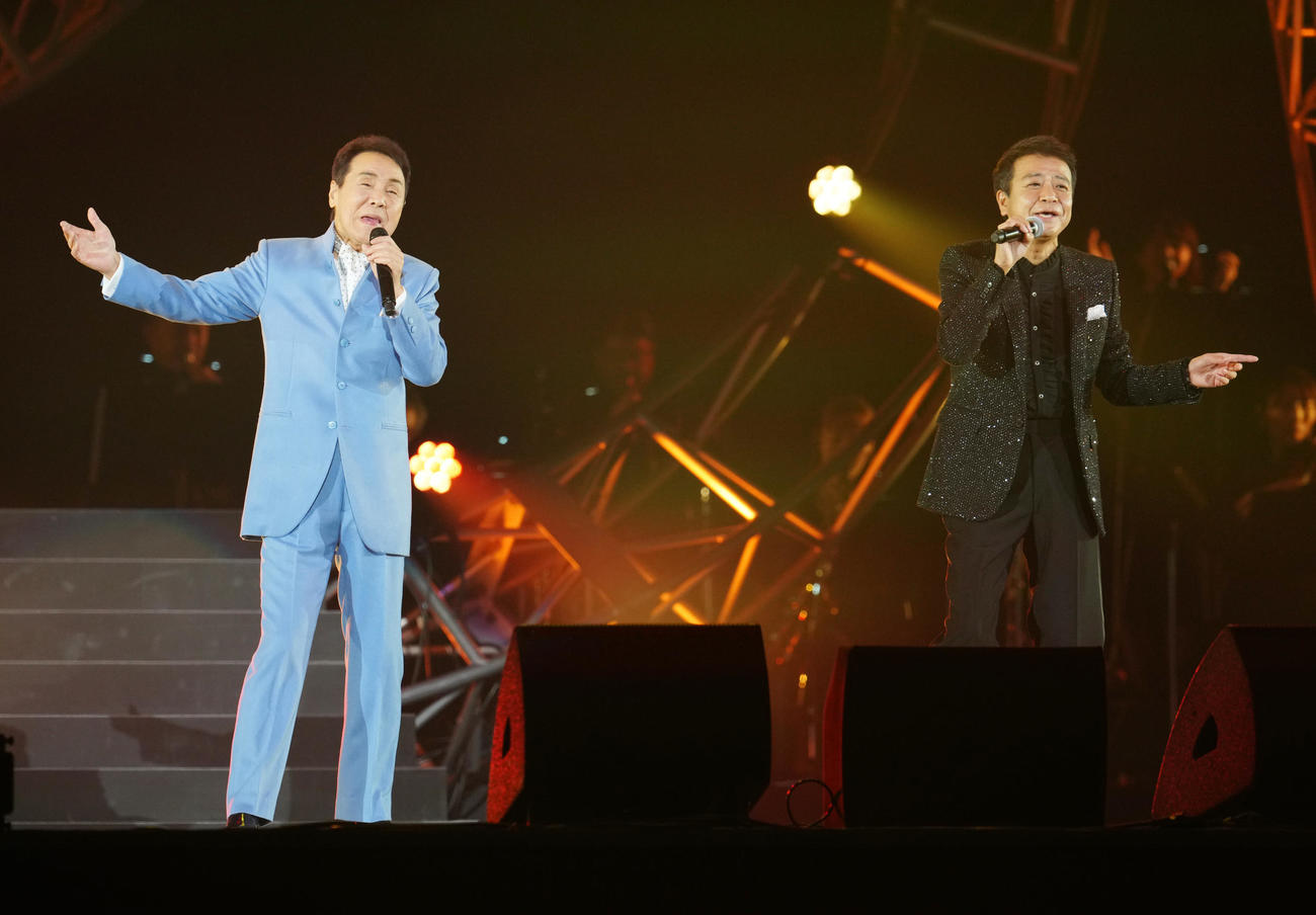「五木JAM」で熱唱する五木ひろし（左）と中山秀征（撮影・江口和貴）