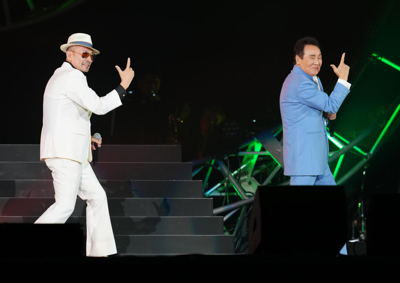 「五木JAM」でイイネ！ポーズを決める五木ひろし（右）と横山剣（撮影・江口和貴）