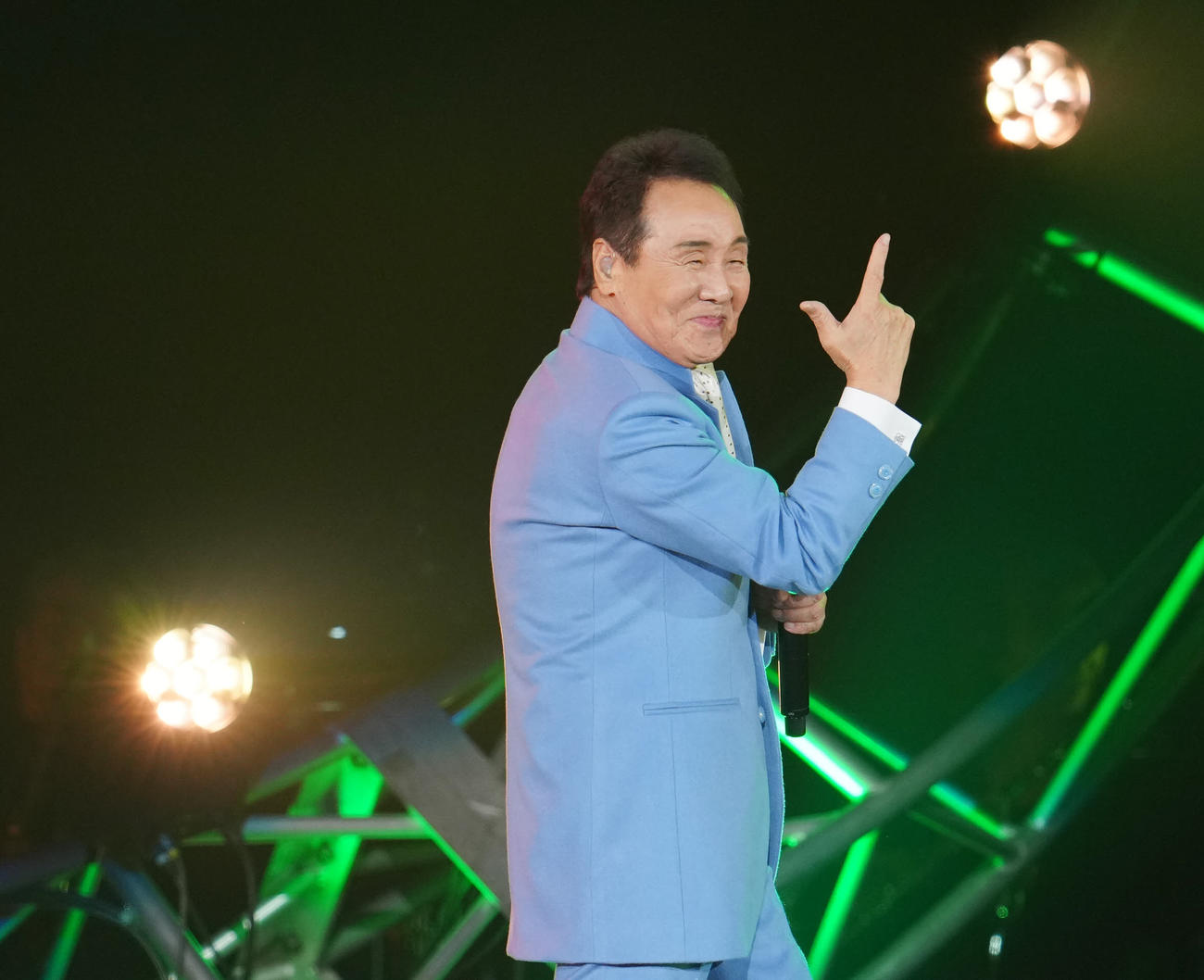 「五木JAM」でイイネ！ポーズを決める五木ひろし（撮影・江口和貴）