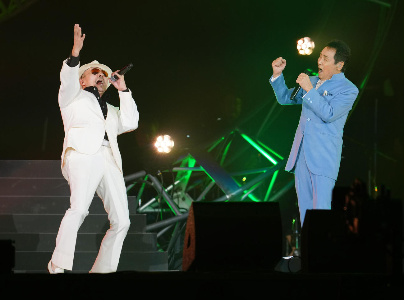 「五木JAM」で熱唱する五木ひろし（右）と横山剣（撮影・江口和貴）