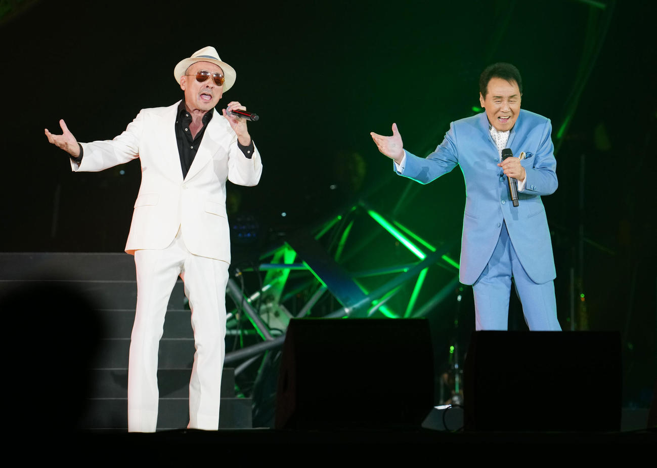 「五木JAM」で熱唱する五木ひろし（右）と横山剣（撮影・江口和貴）