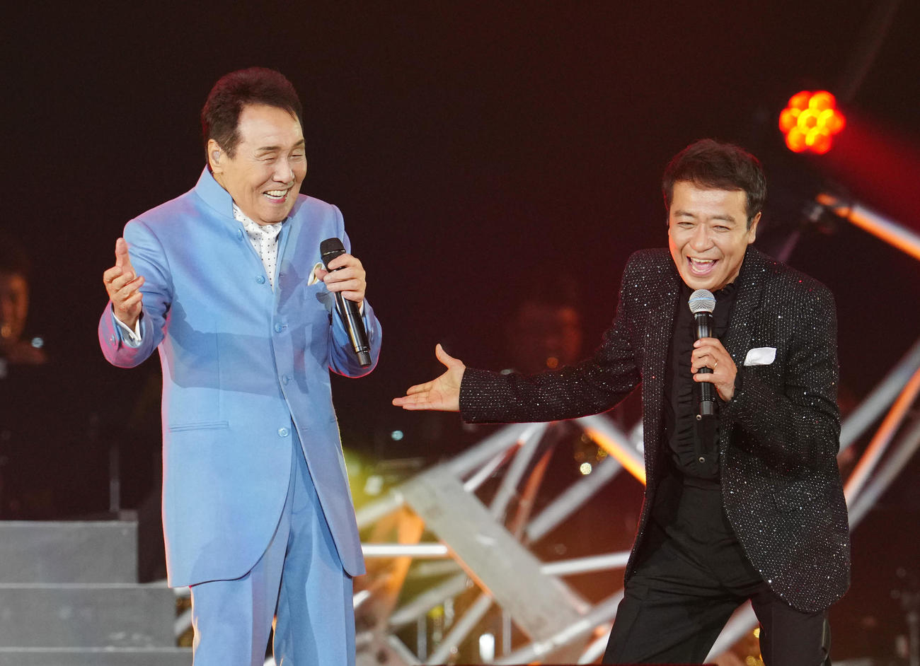 「五木JAM」で熱唱する五木ひろし（左）と中山秀征（撮影・江口和貴）