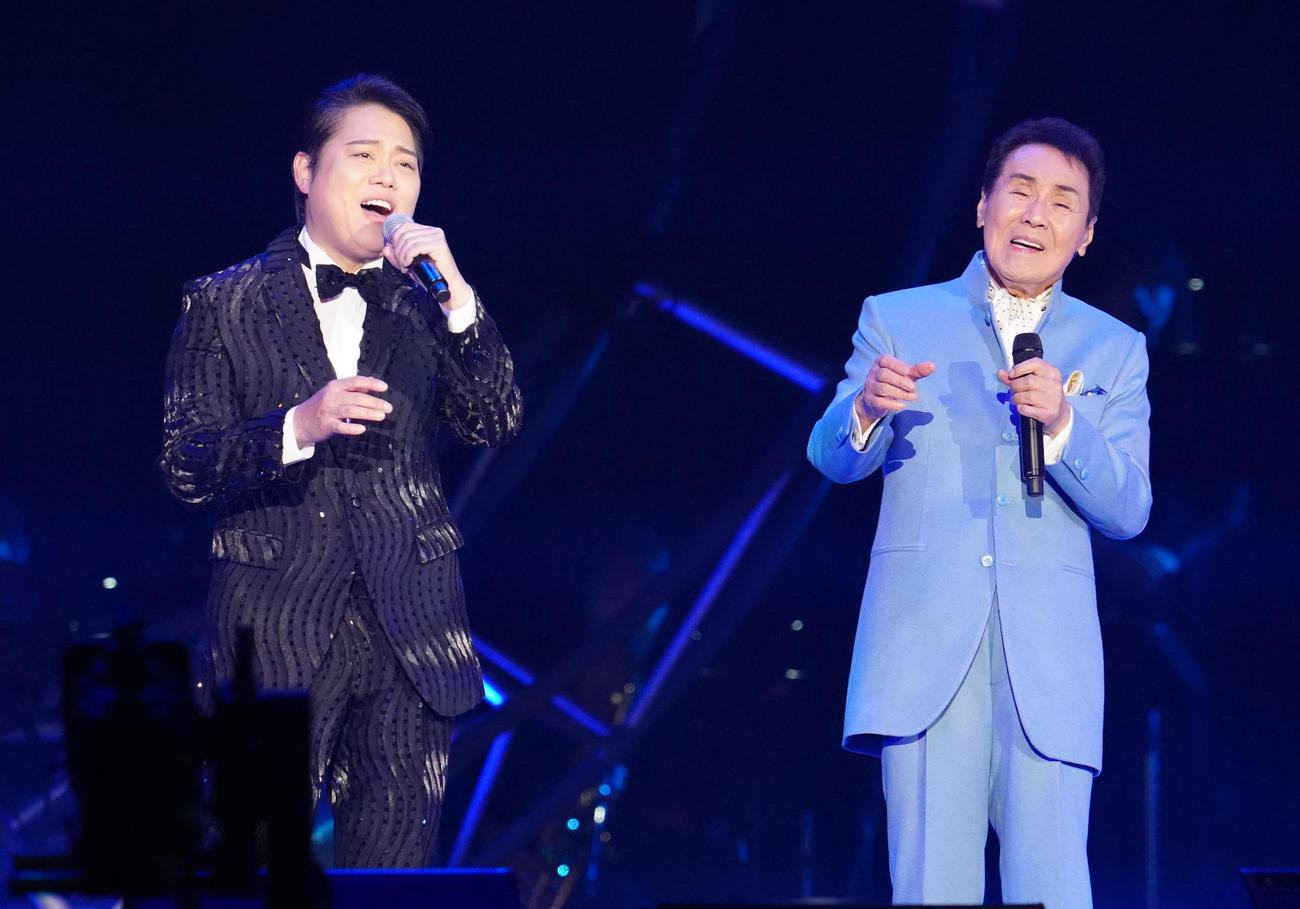 「五木JAM」で熱唱する五木ひろし（右）と三山ひろし（撮影・江口和貴）