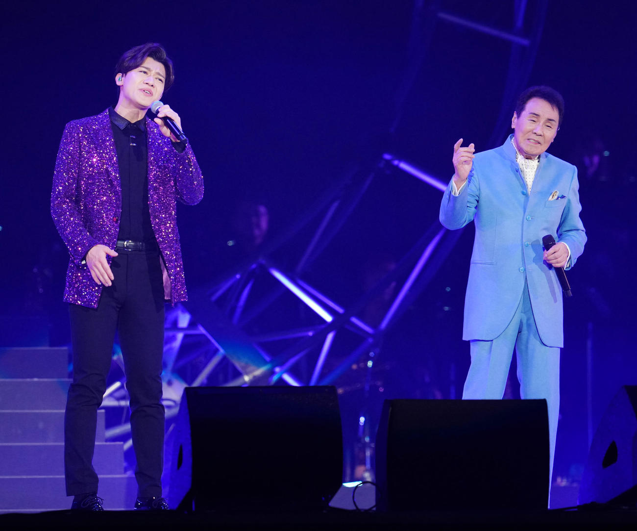 「五木JAM」で熱唱する五木ひろし（右）と新浜レオン（撮影・江口和貴）