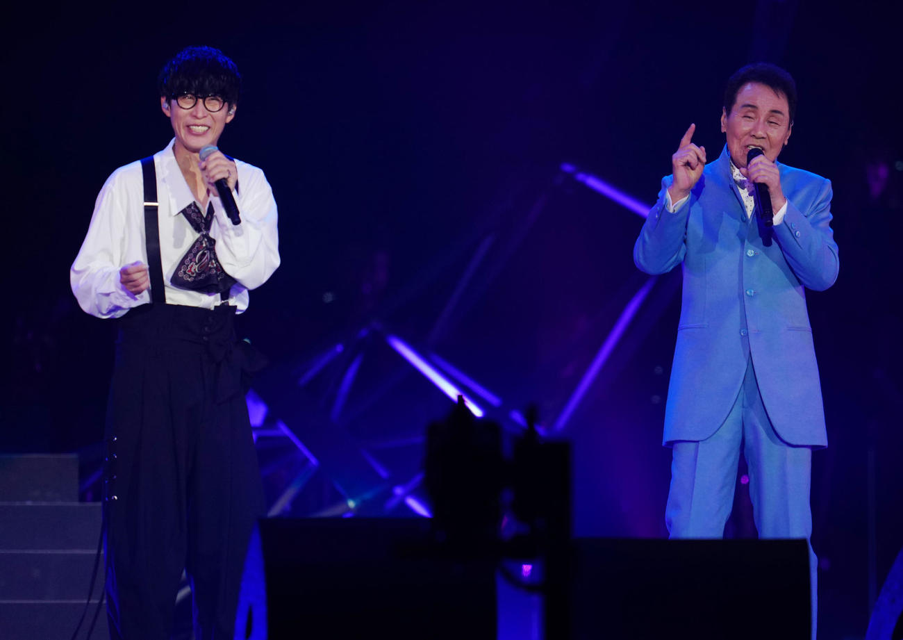 「五木JAM」で熱唱する五木ひろし（右）とオーイシマサヨシ（撮影・江口和貴）