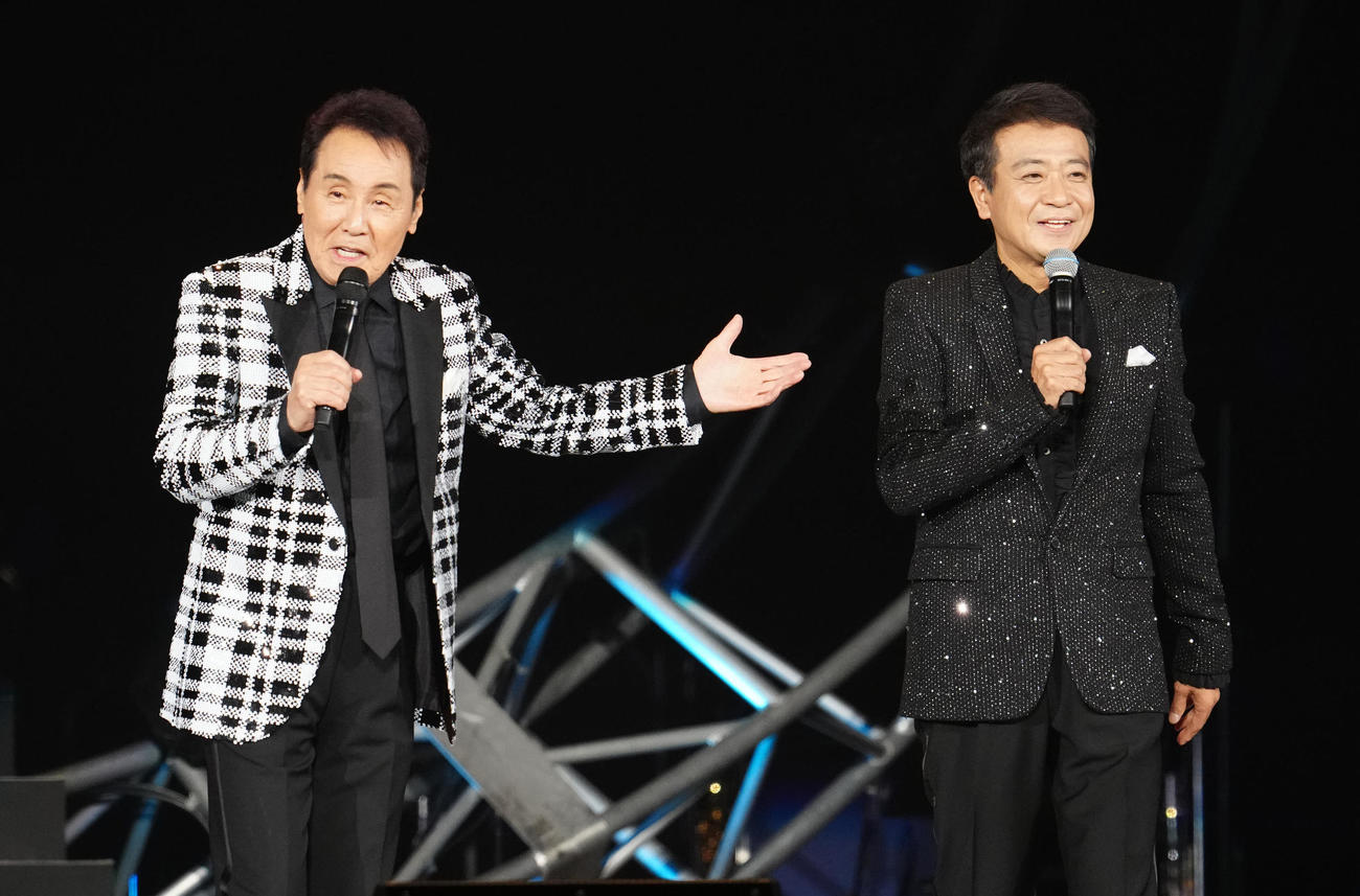 「五木JAM」で五木ひろし（左）に紹介される中山秀征（撮影・江口和貴）