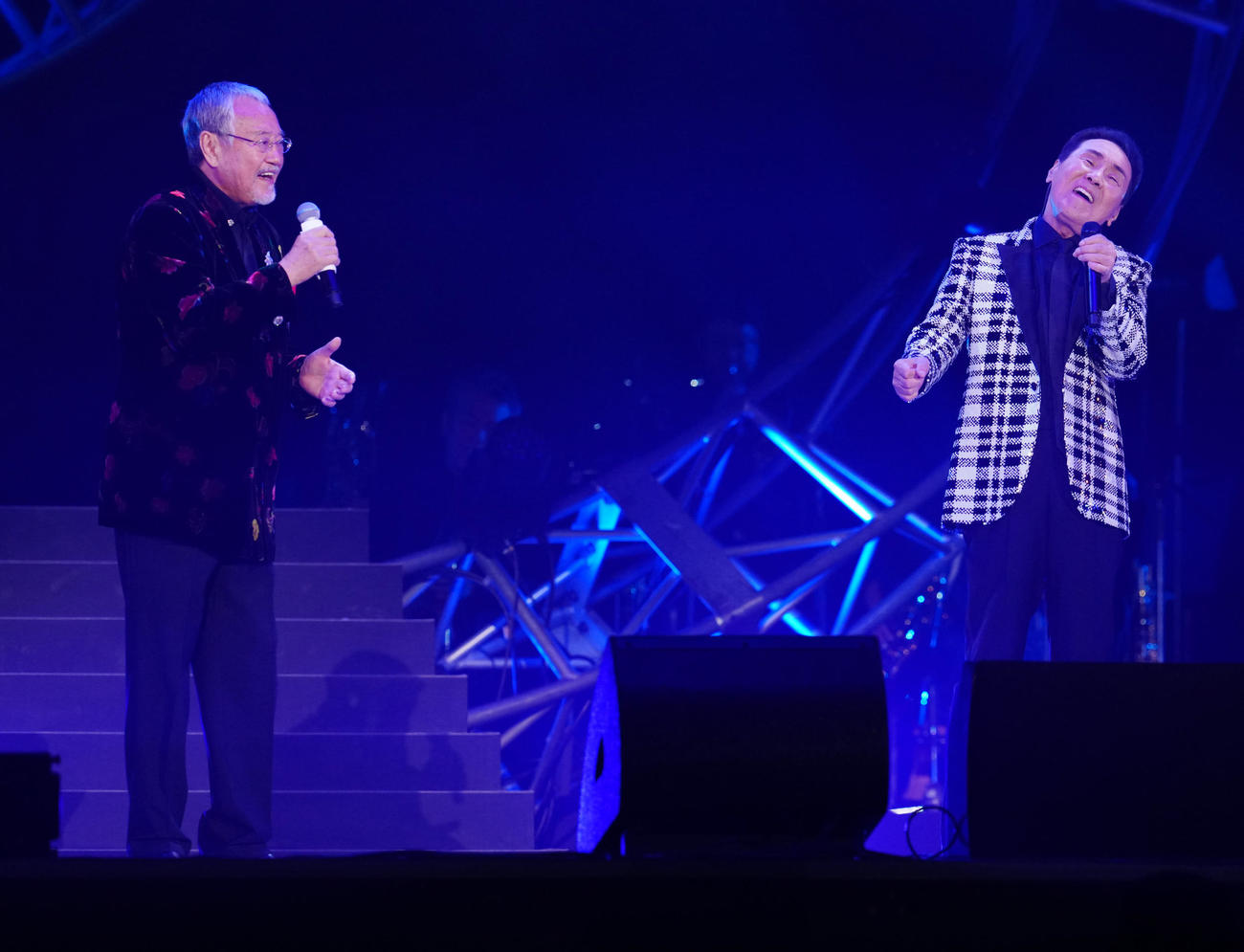 「五木JAM」で熱唱する五木ひろし（右）と吉幾三（撮影・江口和貴）