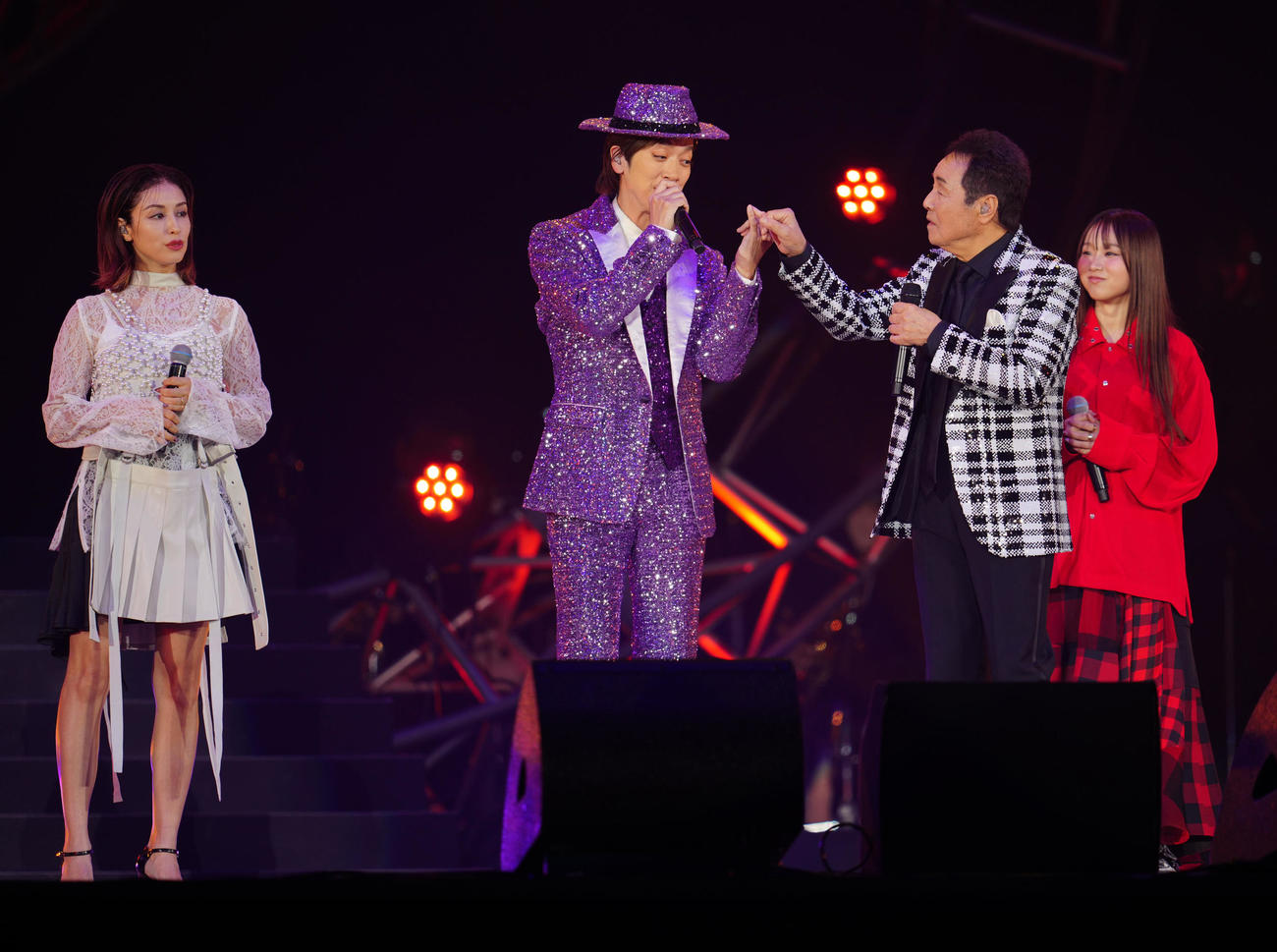 「五木JAM」で熱唱する一之森大湖（中央左）。同右は五木ひろし。左端はBENI、右端は荒井麻珠（撮影・江口和貴）