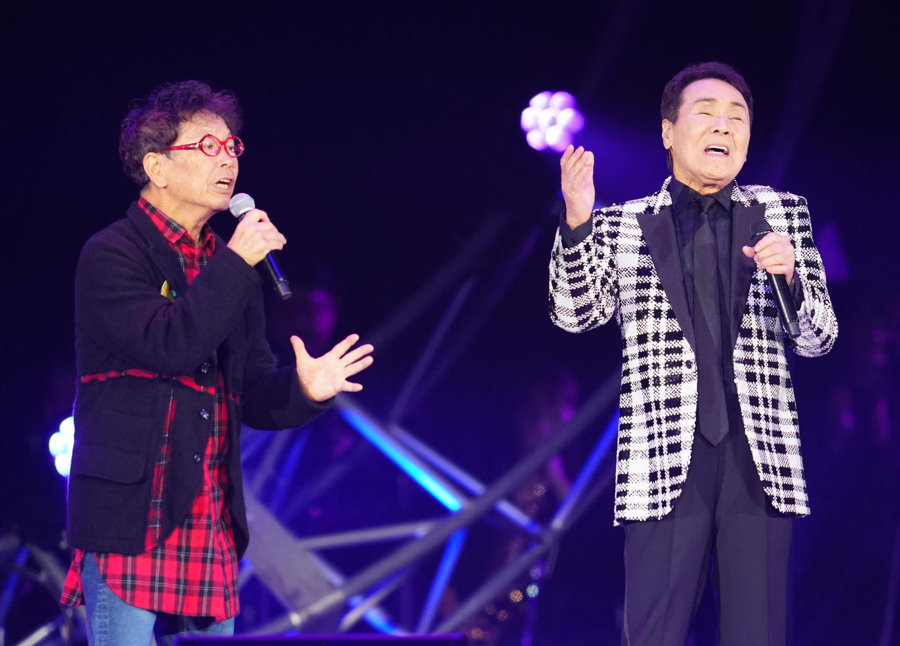 「五木JAM」で熱唱する五木ひろし（右）と南こうせつ（撮影・江口和貴）