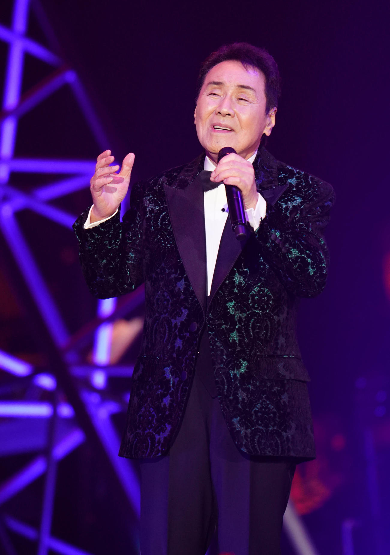 「五木JAM」で「よこはま・たそがれ」を熱唱する五木ひろし（撮影・江口和貴）