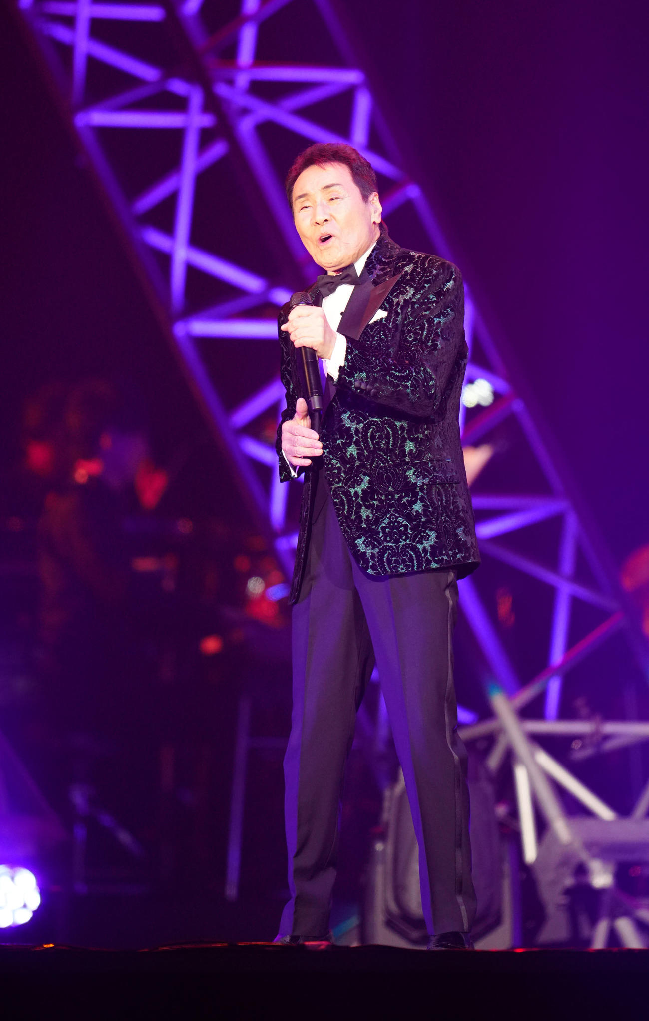 「五木JAM」で「よこはま・たそがれ」を熱唱する五木ひろし（撮影・江口和貴）