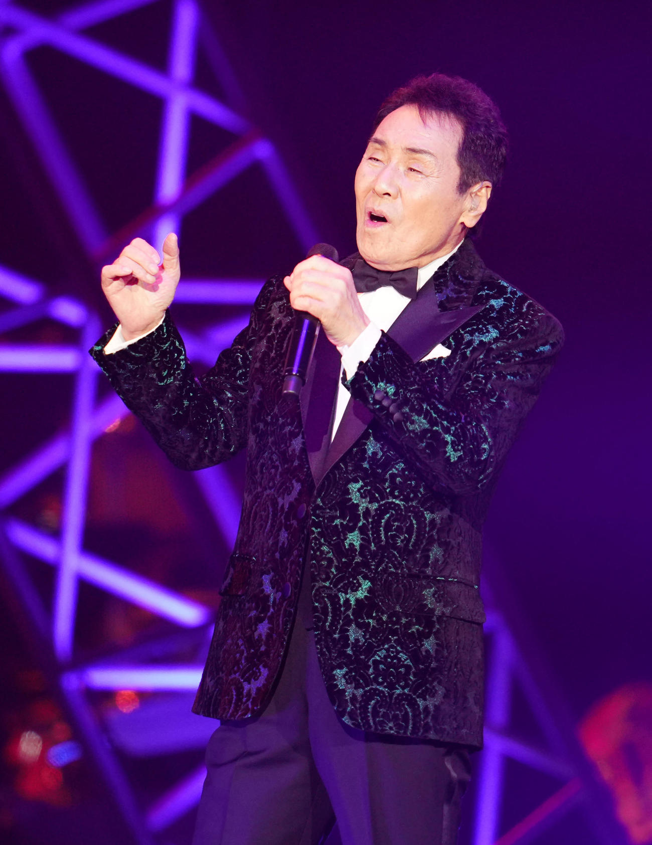 「五木JAM」で「よこはま・たそがれ」を熱唱する五木ひろし（撮影・江口和貴）