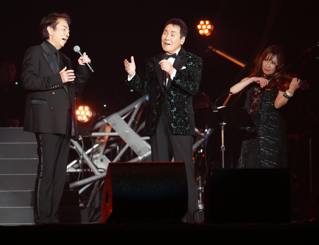 「五木JAM」で熱唱する五木ひろし（中央）と市村正親（左）（撮影・江口和貴）