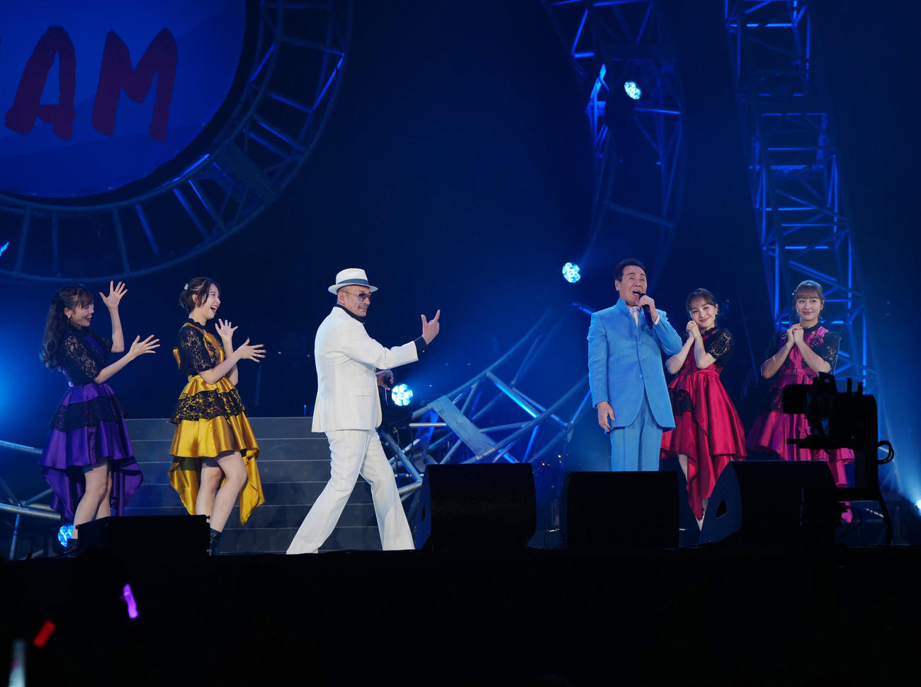 「五木JAM」で熱唱する五木ひろし（中央右）。同左は横山剣、両端はももいろクローバーZ（撮影・江口和貴）