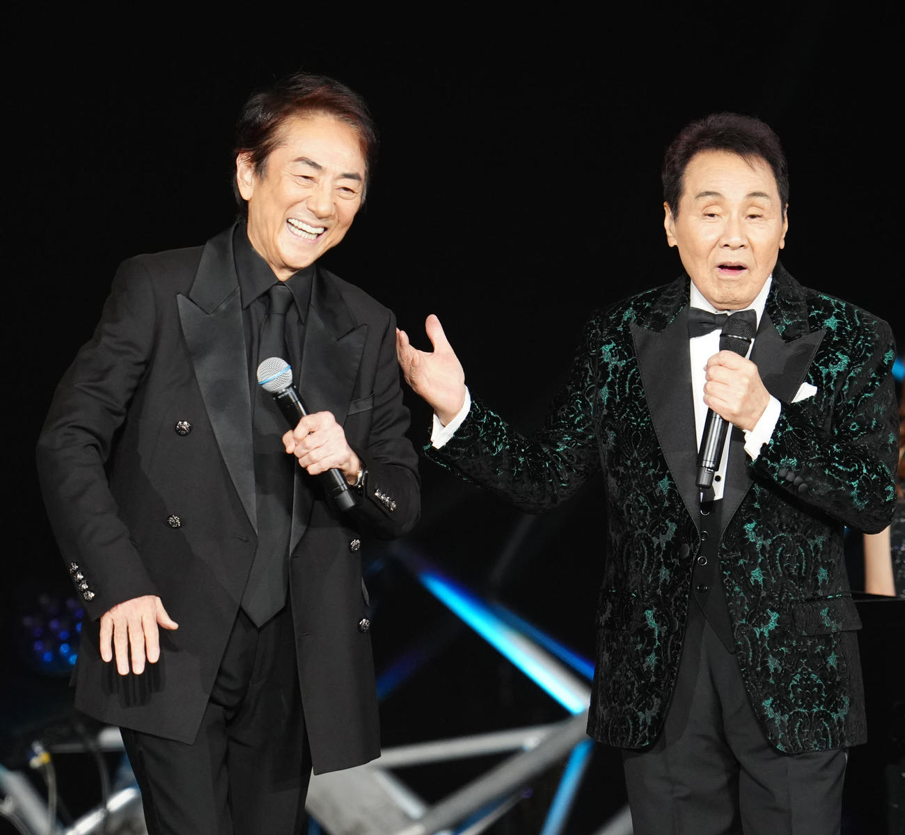 「五木JAM」で市村正親（左）と話す五木ひろし（撮影・江口和貴）