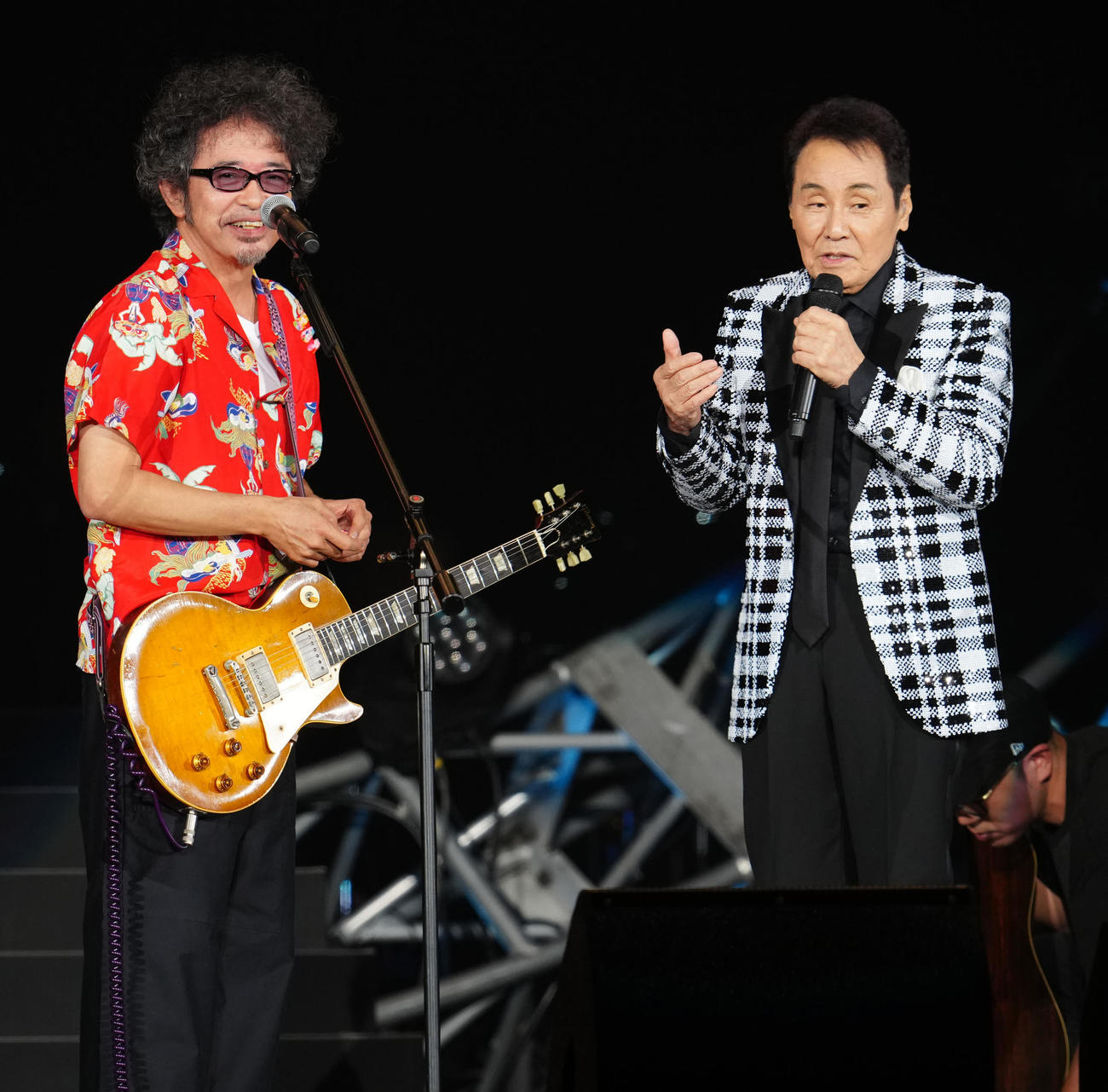 「五木JAM」に登場した奥田民生（左）と話す五木ひろし（撮影・江口和貴）