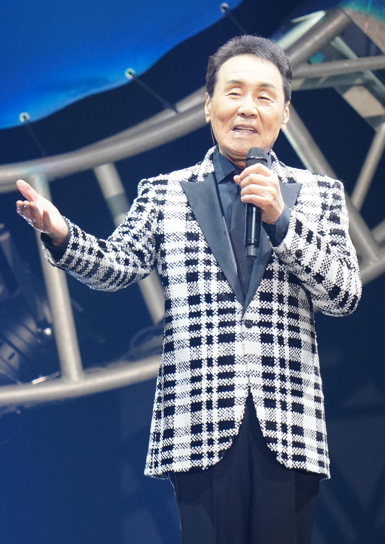 五木ひろしデビュー60周年記念公演「五木JAM」であいさつする五木ひろし（撮影・江口和貴）