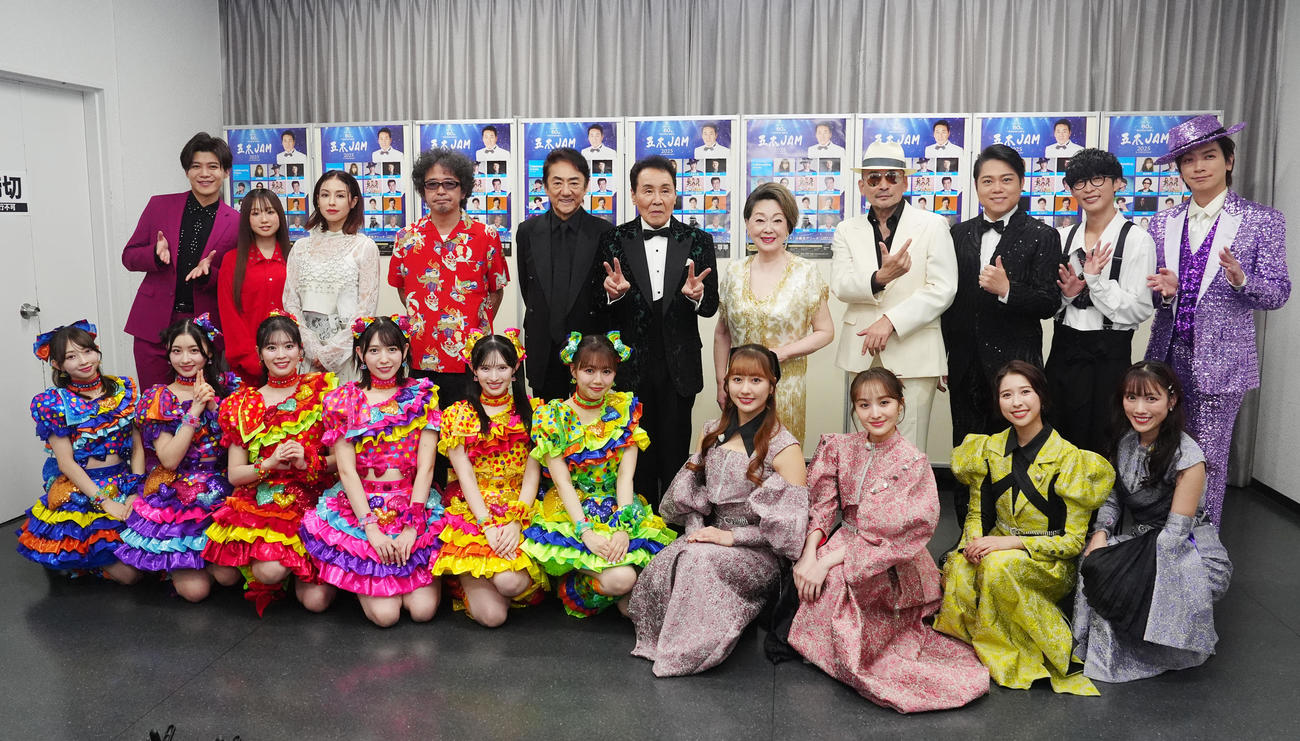 デビュー60周年記念公演「五木JAM」の出演者と写真に納まる五木ひろし（後列中央）（撮影・江口和貴）