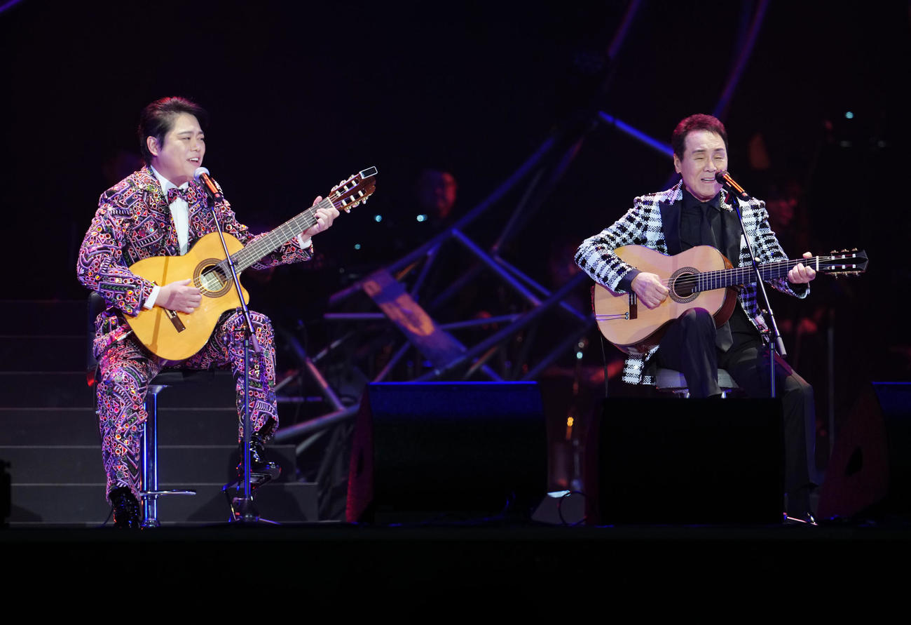 「五木JAM」で熱唱する五木ひろし（右）と三山ひろし（撮影・江口和貴）