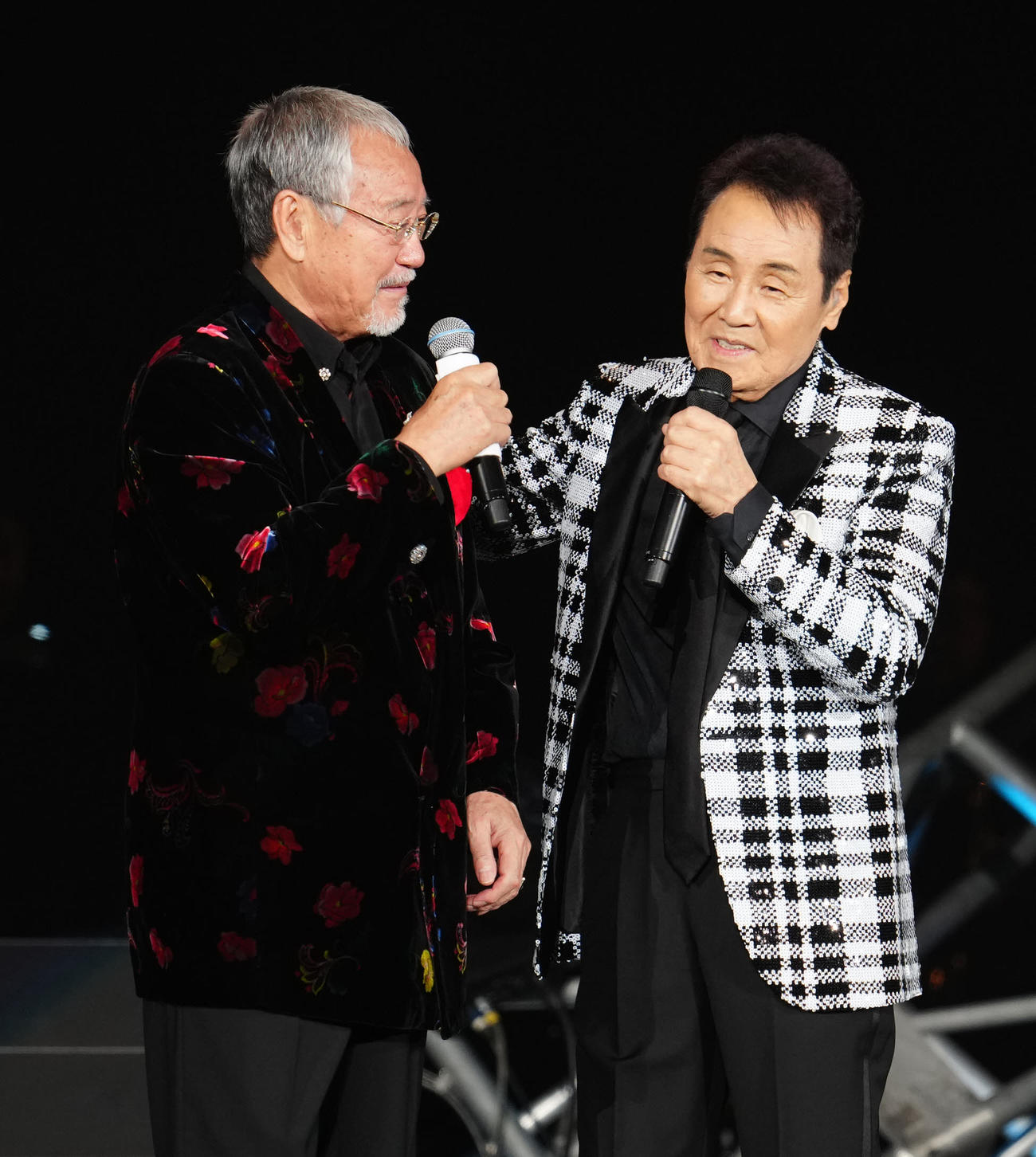 「五木JAM」で吉幾三（左）と話す五木ひろし（撮影・江口和貴）