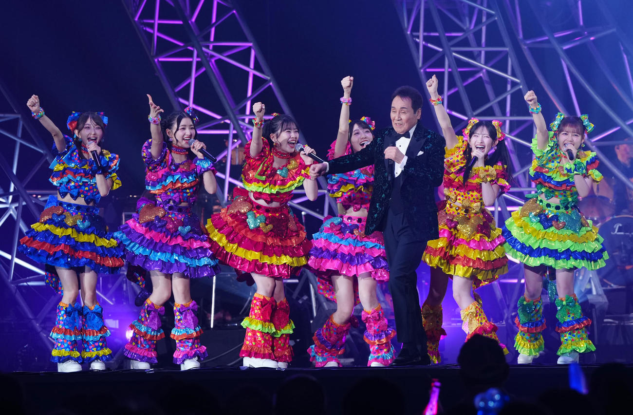 「五木JAM」のフィナーレに臨む五木ひろし（手前）。後方は超ときめき♡宣伝部（撮影・江口和貴）