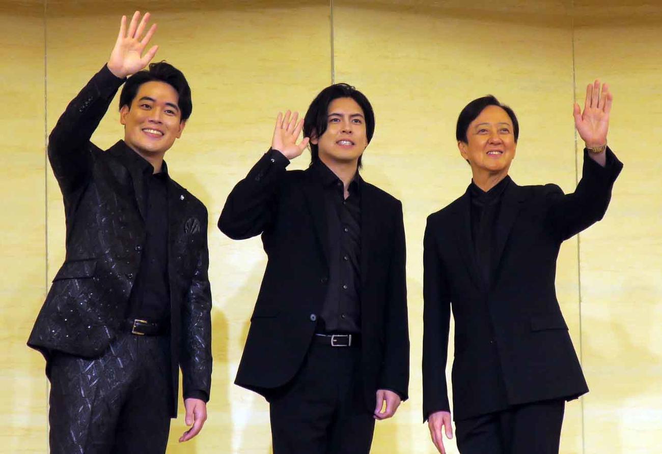 「木村竜蔵　木村徹二が歌う坂東玉三郎の世界」取材会で。左から、木村徹二、木村竜蔵、坂東玉三郎