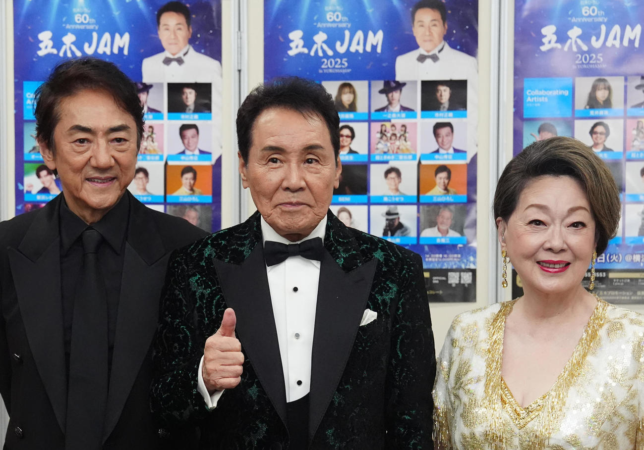 デビュー60周年記念公演「五木JAM」出演後、取材に応じる五木ひろし（中央）。左は市村正親、右は由紀さおり（撮影・江口和貴）