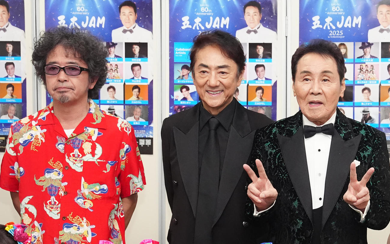 デビュー60周年記念公演「五木JAM」出演後、取材に応じる五木ひろし（右）。中央は市村正親、左は奥田民生（撮影・江口和貴）