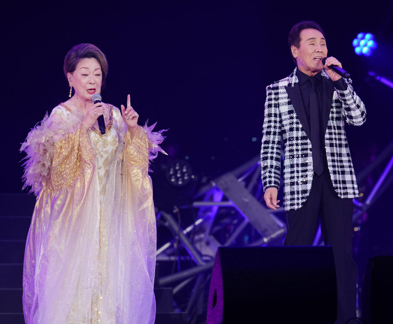 「五木JAM」でデュエットする五木ひろし（右）と由紀さおり（撮影・江口和貴）