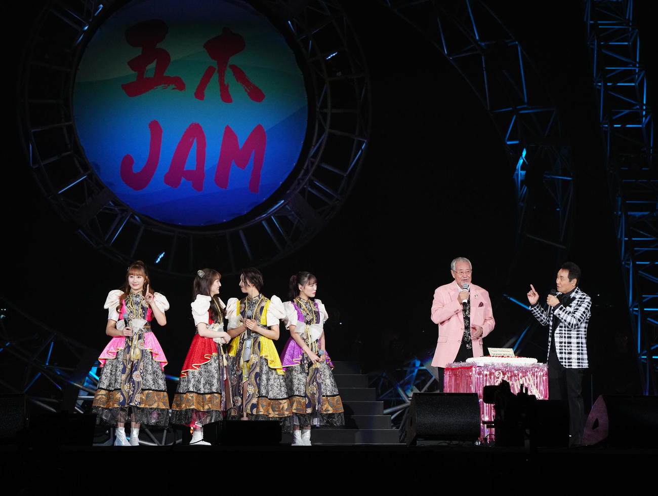 「五木JAM」でももいろクローバーZらに誕生日を祝福される吉幾三（左から5人目）。右端は五木ひろし（撮影・江口和貴）