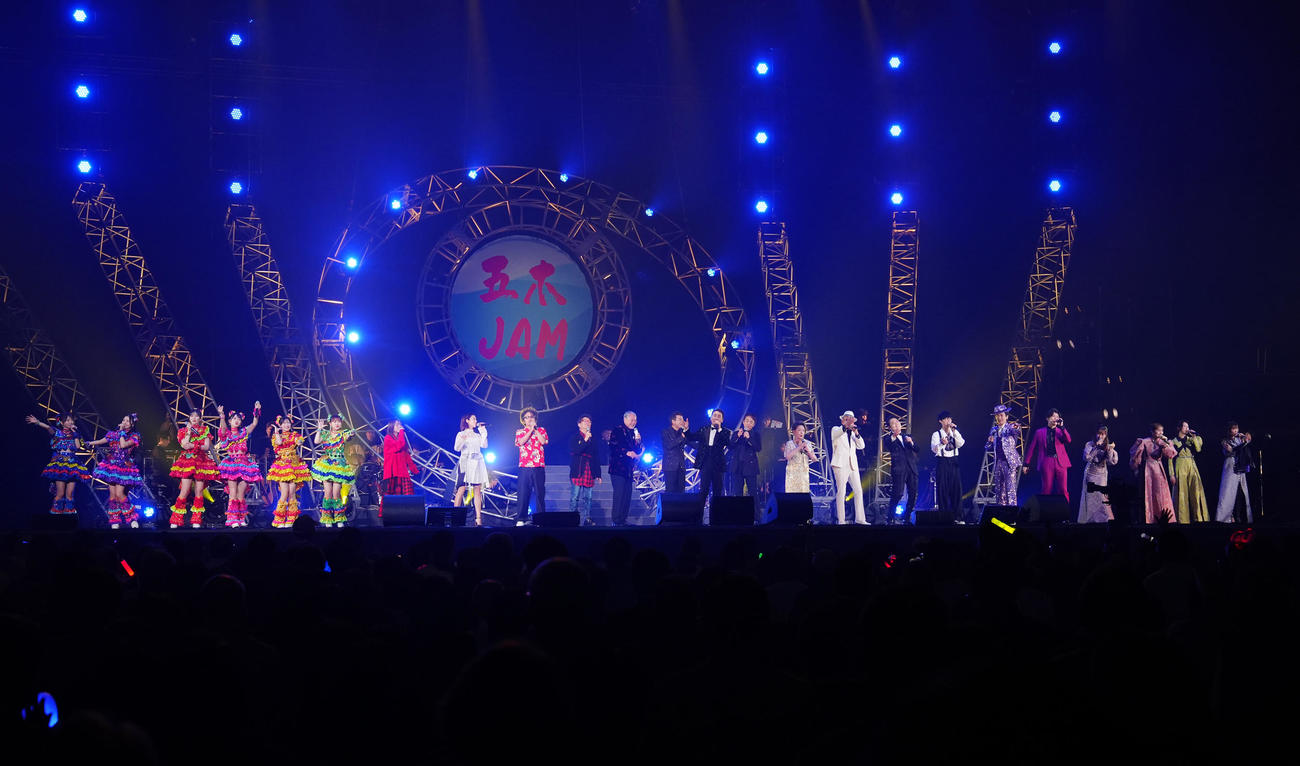 五木ひろしデビュー60周年記念公演「五木JAM」のフィナーレに臨む出演者たち（撮影・江口和貴）