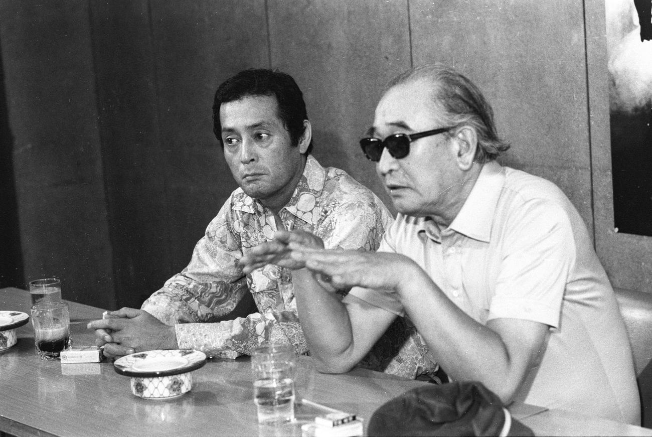 79年、映画「影武者」で突然降板した勝新太郎さんの代役に決まり黒沢明監督（右）と会見する仲代達矢さん