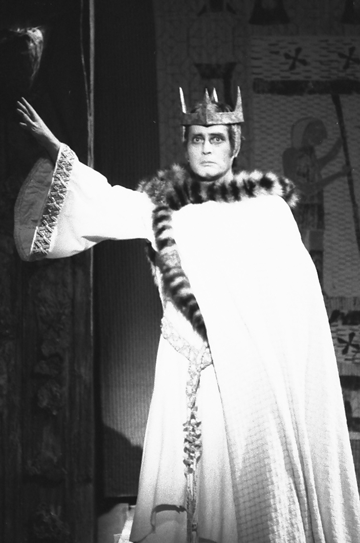 82年、舞台「マクベス」に出演する仲代達矢さん