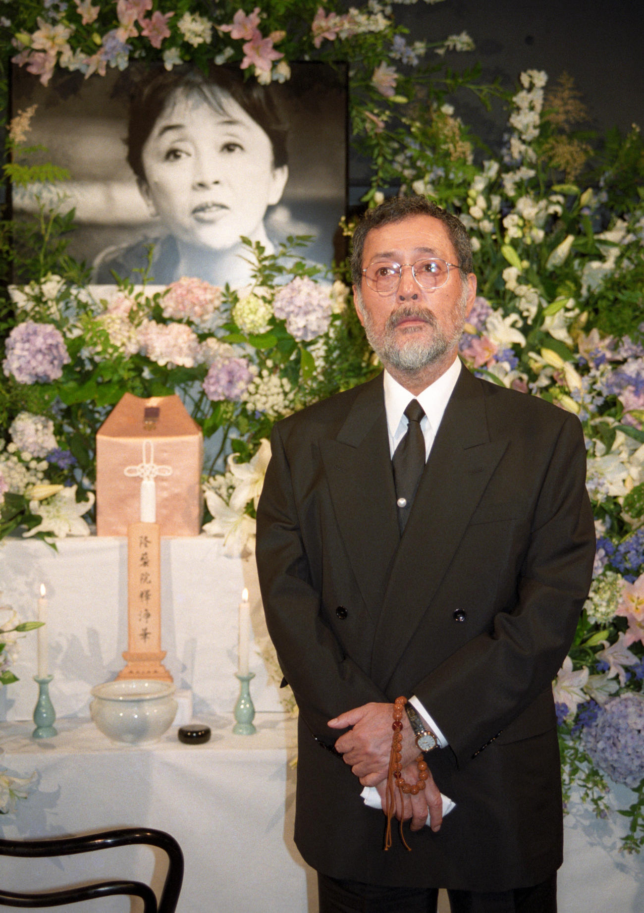 98年、妻隆巴さんの三回忌法要後、あいさつをする仲代達矢さん