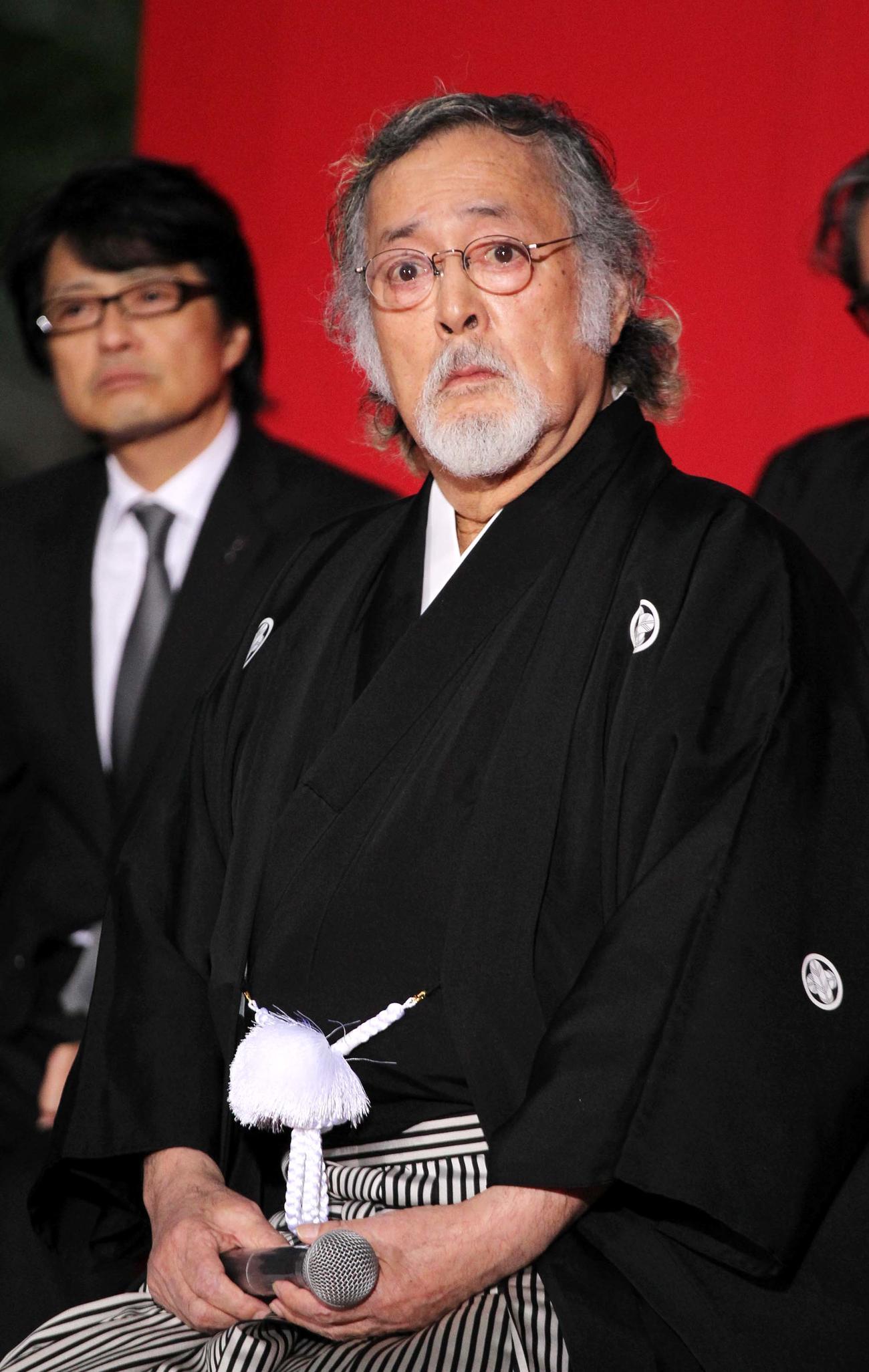 10年、映画「座頭市　THE LAST」の完成披露イベントで記者会見に応じる仲代達矢さん