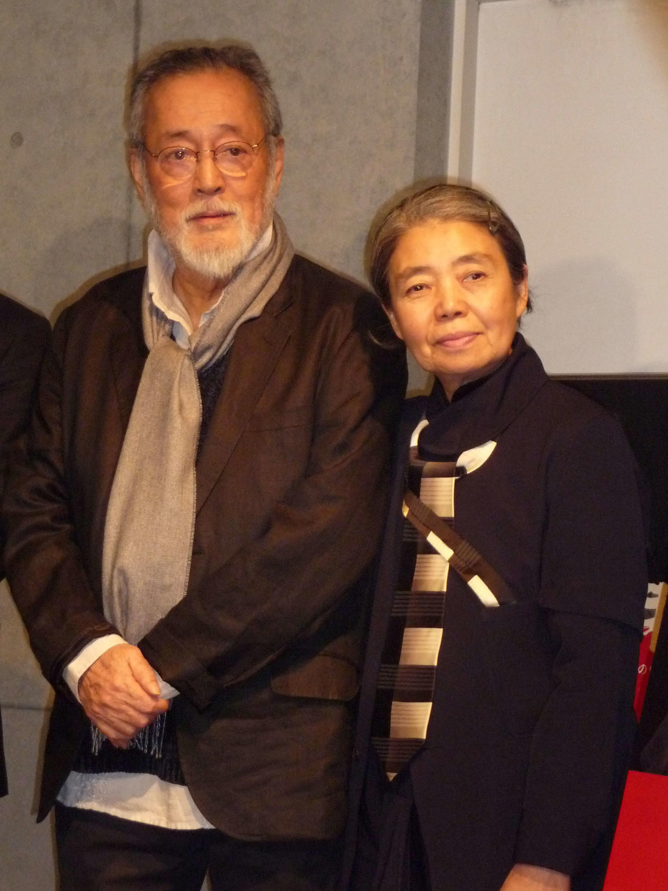 13年、映画「約束　名張毒ぶどう酒事件　死刑囚の生涯」初日舞台あいさつで壇上に立つ仲代達矢さん（左）と樹木希林さん