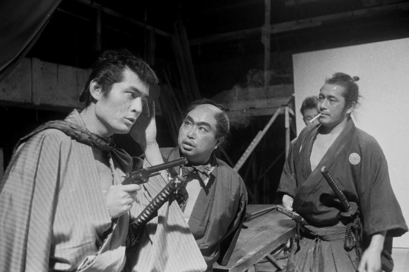 61年、黒沢明監督作品「用心棒」で三船敏郎さん（右）と共演する仲代達矢さん。中央は加東大介さん
