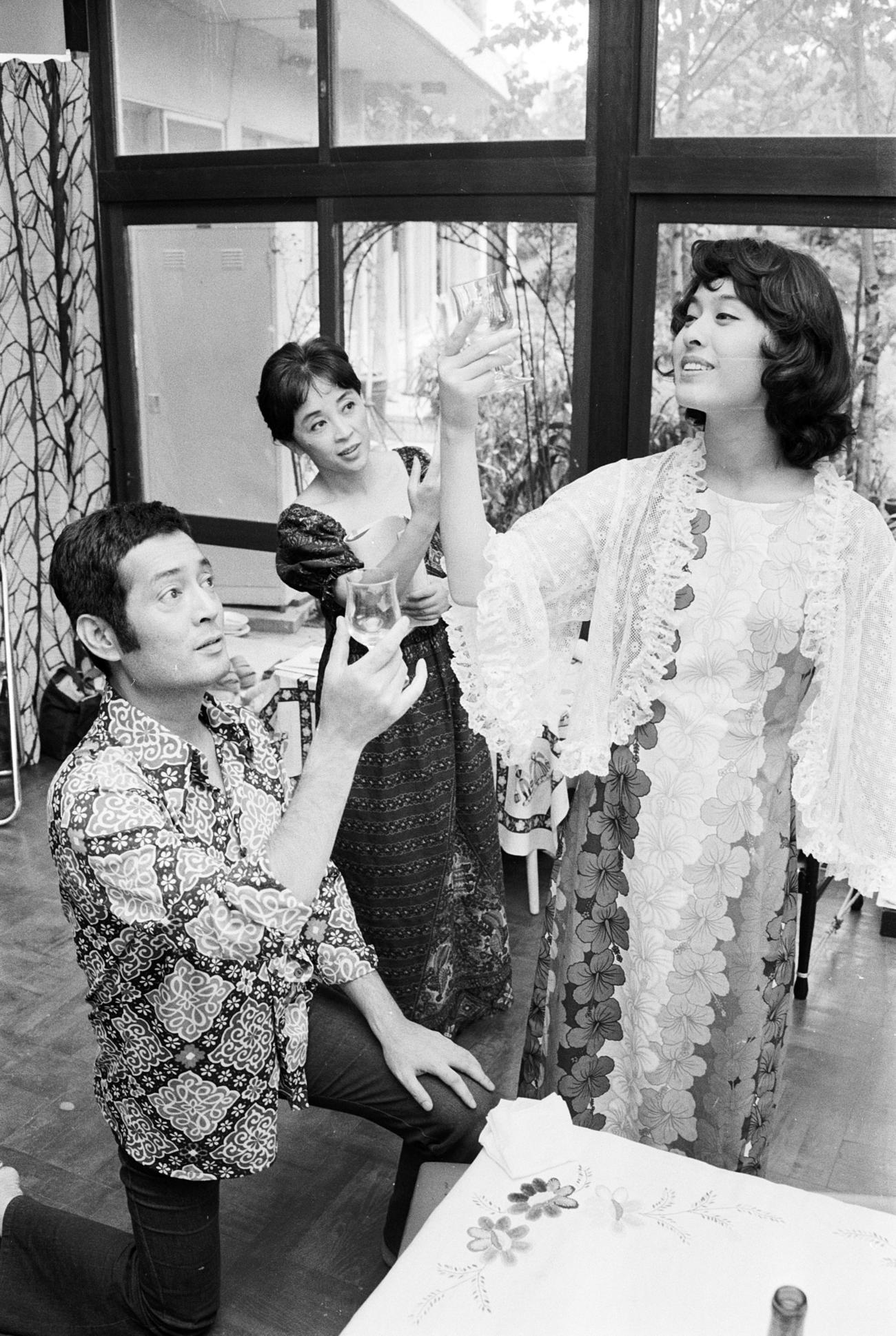 75年、「令嬢ジュリー」で演出家デビューする隆巴（中央＝仲代夫人宮崎恭子さん）の指示で稽古に励む仲代達矢さん（左）と栗原小巻