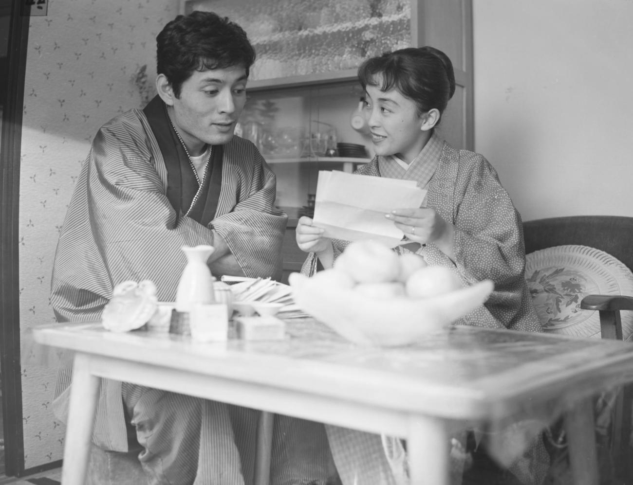 1957年度日本映画製作者協会新人賞を受賞した仲代達矢さんと新婚7カ月の恭子夫人