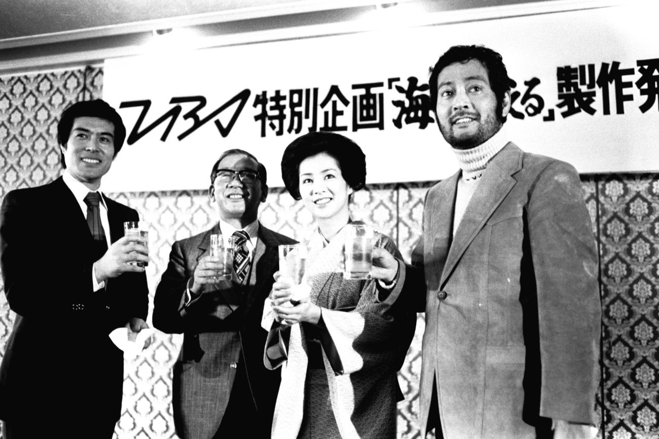 77年4月、TBSドラマ「海は甦える」製作発表で笑顔を見せる仲代達矢さん（右端）。左から加藤剛さん、江藤淳さん、吉永小百合