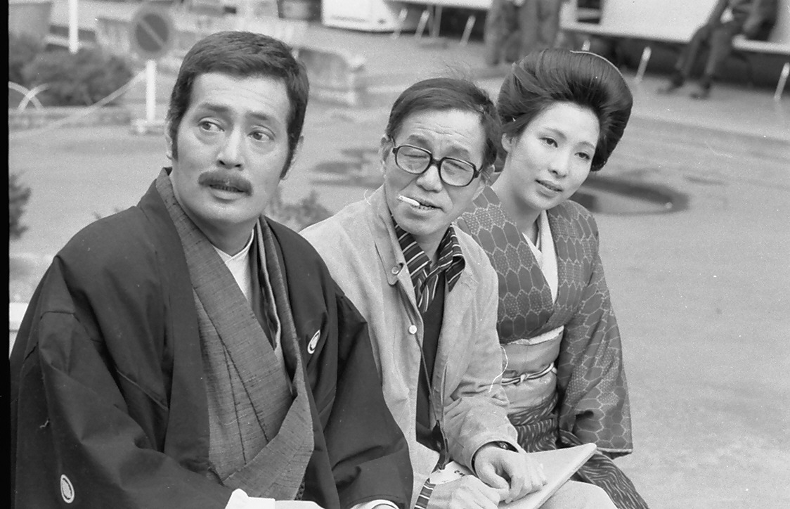 75年、映画「わが輩は猫である」で市川崑監督(中央）と写る仲代達矢さん（左）茂木は波乃久里子