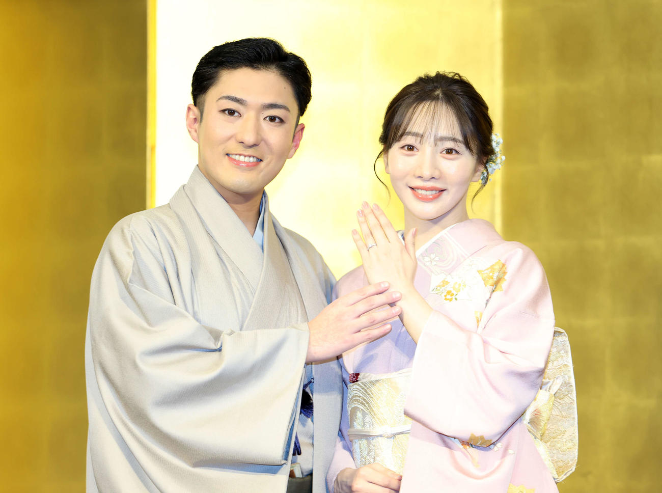 婚約会見を行った中村橋之助（左）と能條愛未（2025年11月10日）