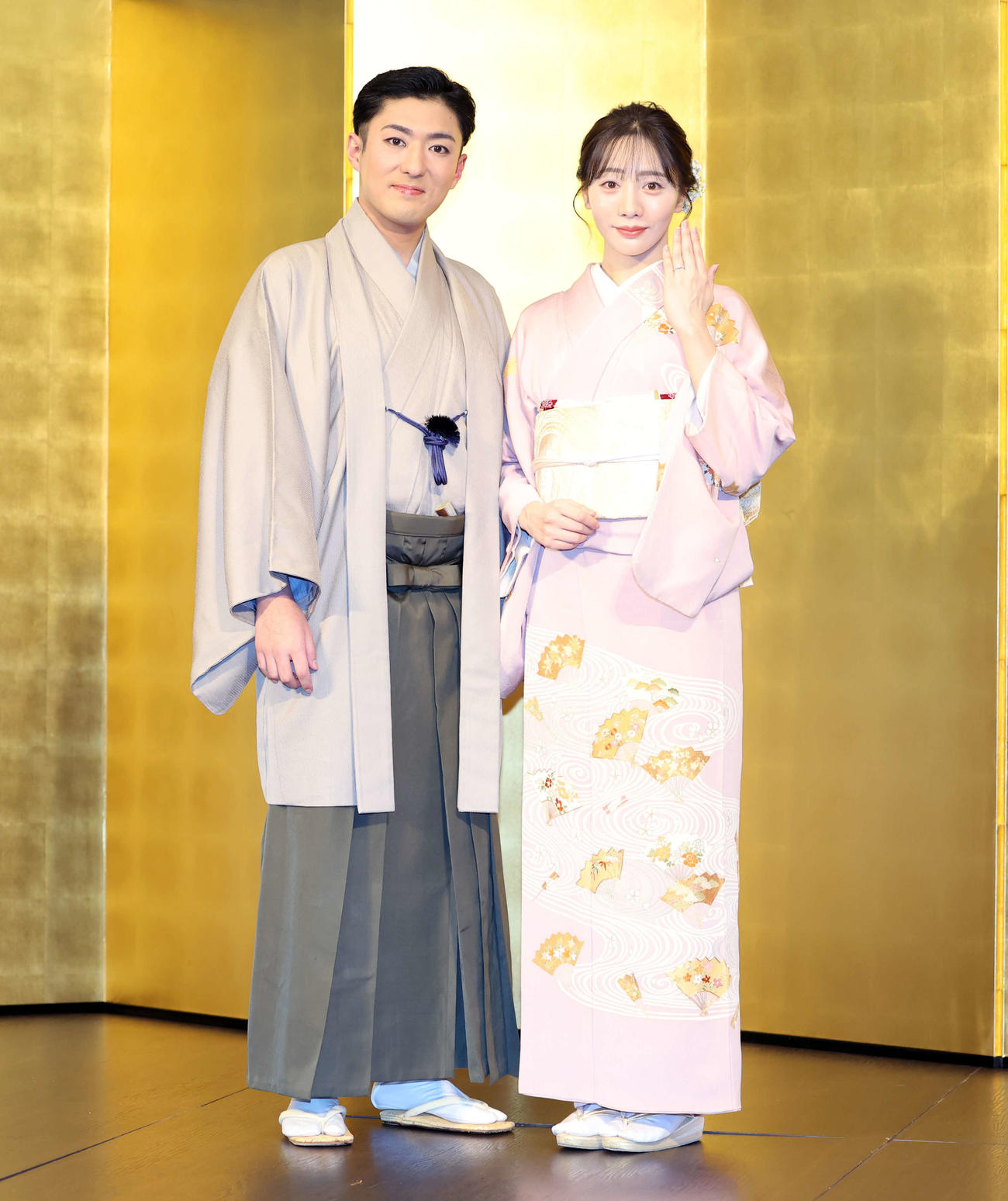 婚約会見を行った中村橋之助（左）と能條愛未（2025年11月10日）
