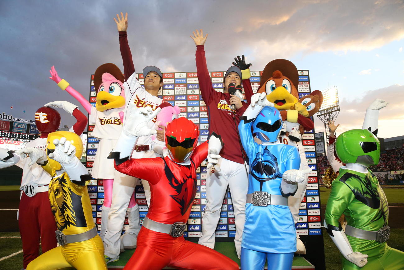 楽天対ロッテ　お立ち台で動物戦隊ジュウオウジャーとバーン！をする楽天銀次（左）と美馬（2016年5月撮影）