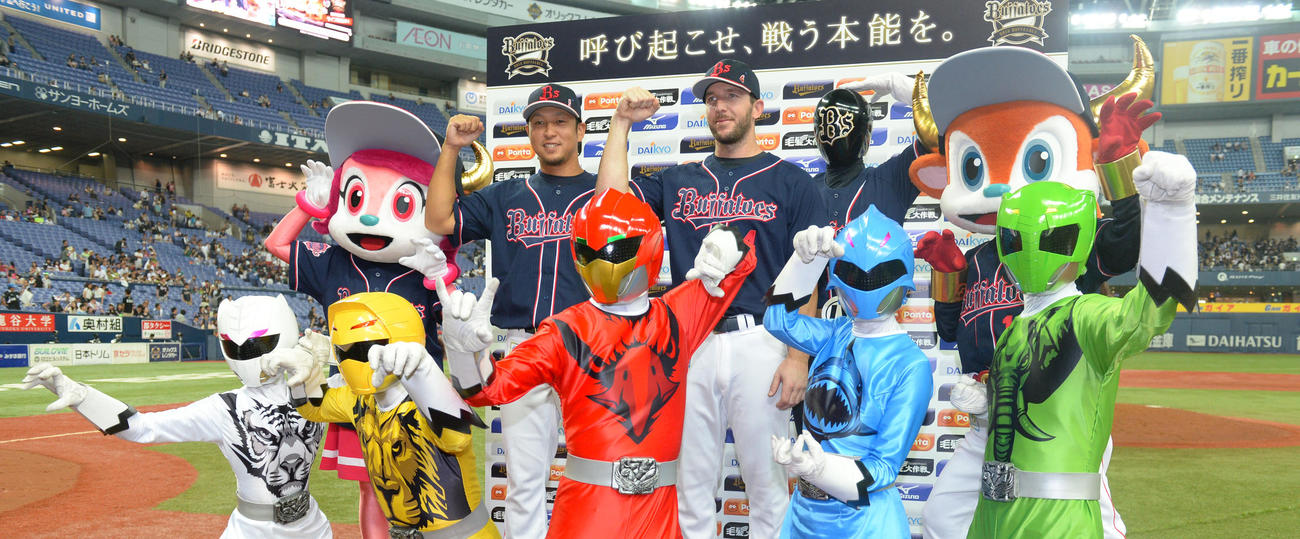 オリックス対ロッテ　ヒーローインタビュー後、動物戦隊ジュウオウジャーらとともにファンの声援にこたえる中島（左）とモレル（2016年8月撮影）