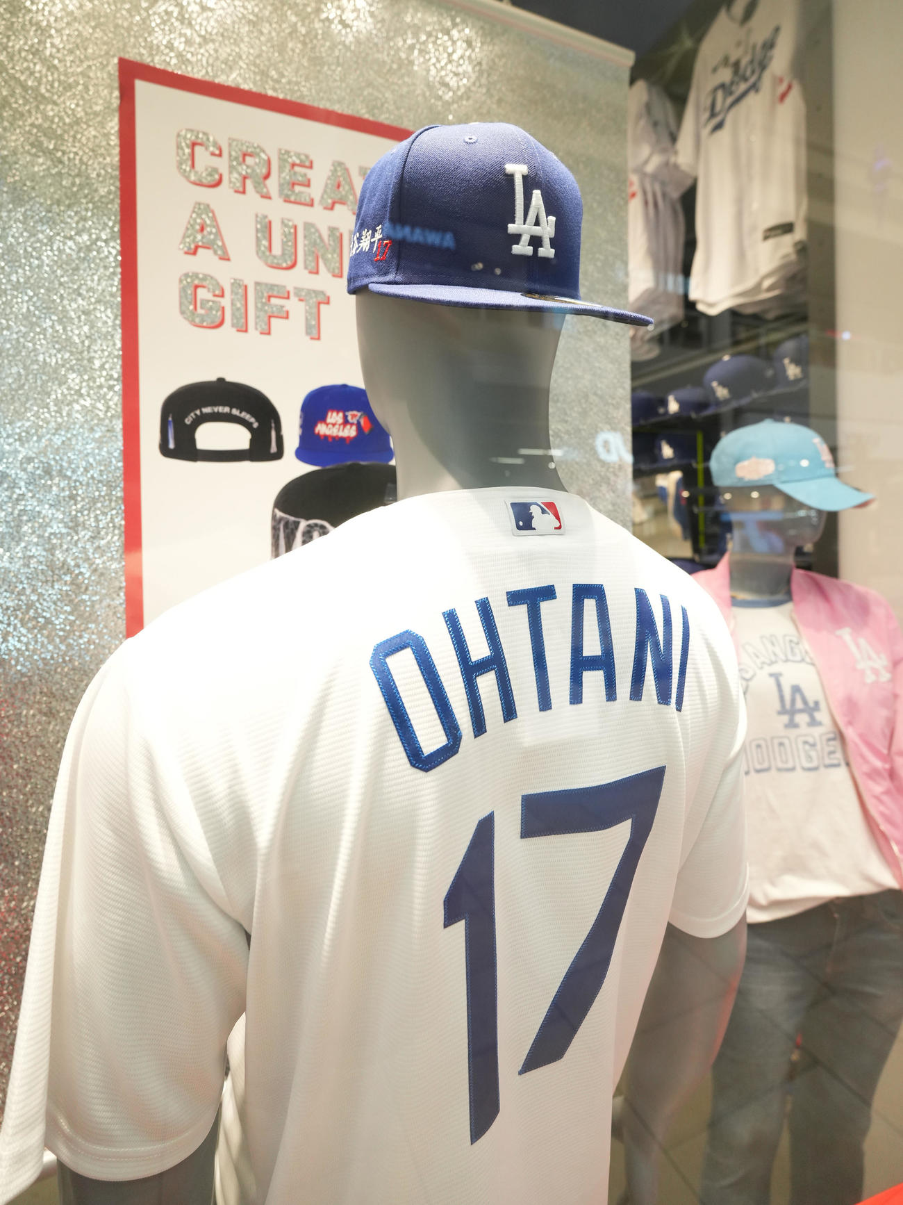 オフィシャル・ショップのドジャース・クラブハウスで販売されているドジャース大谷ユニホームと名前入り帽子（2023年12月12日撮影）