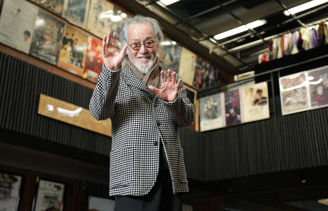 無名塾でポーズをとる仲代達矢さん（2025年2月17日撮影）