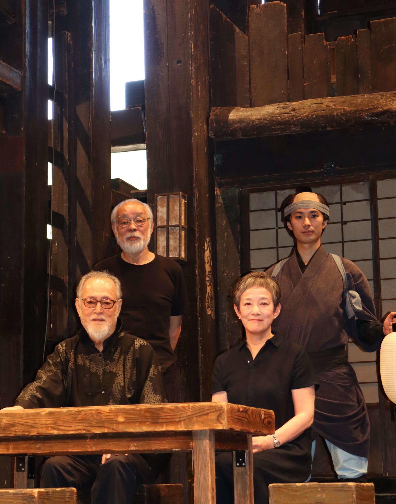2022年5月、能登演劇堂で舞台「いのちぼうにふろう物語」の会見を行った、仲代達矢さん（前列左）ら
