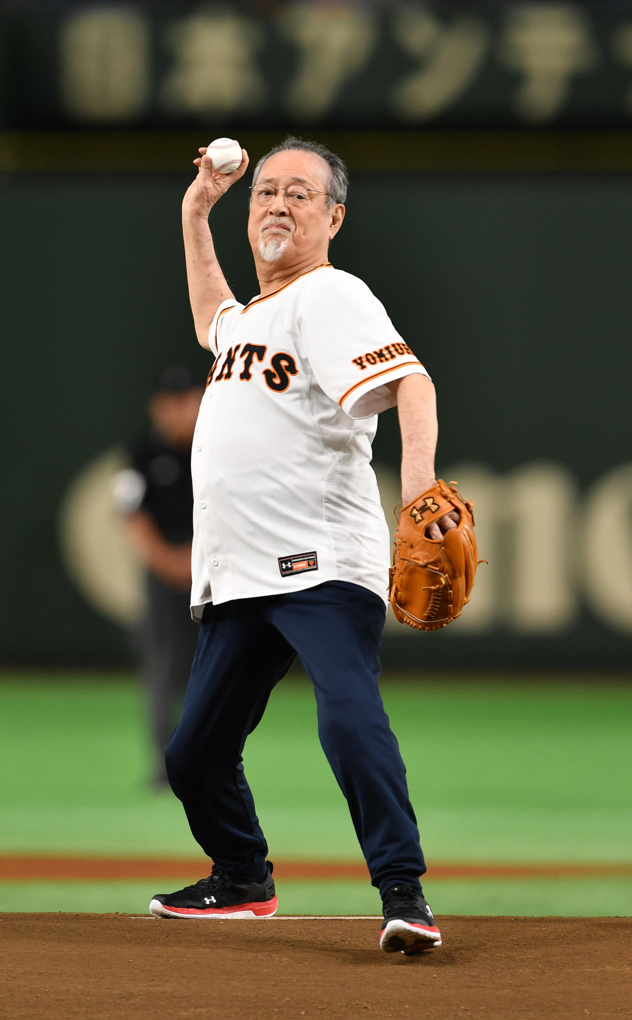 2017年6月13日、巨人対ソフトバンク戦の始球式を務める仲代達矢さん